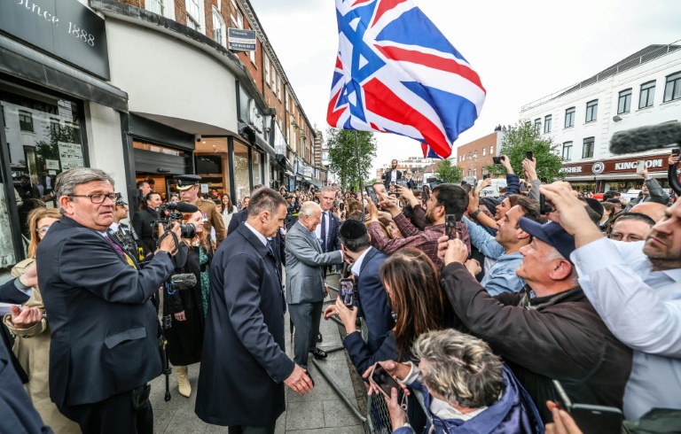 Le roi Charles III salue des habitants du quartier de Golders Green, le 14 mai 2026 à Londres