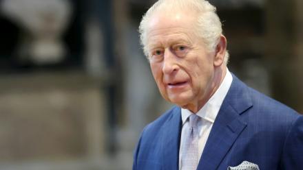 Le roi Charles III arrive à l'abbaye de Westminster pour assister à un office de l'Avent, le 10 décembre 2025 à Londres