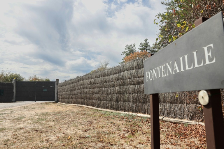 L'entrée de la propriété du milliardaire français Olivier Bouygues à La Ferté-Saint-Aubin près d'Orléans, le 26 août 2026 dans le Loiret