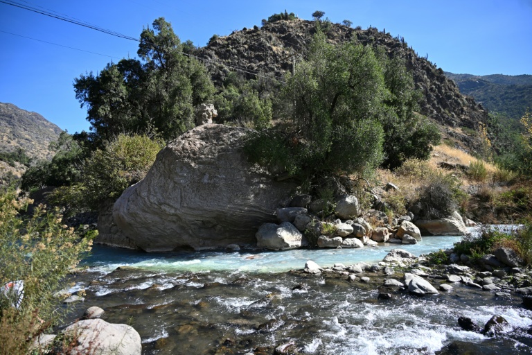 Le fleuve Mapocho au pied des Andes, en périphérie de Santiago, le 28 avril 2026 au Chili
