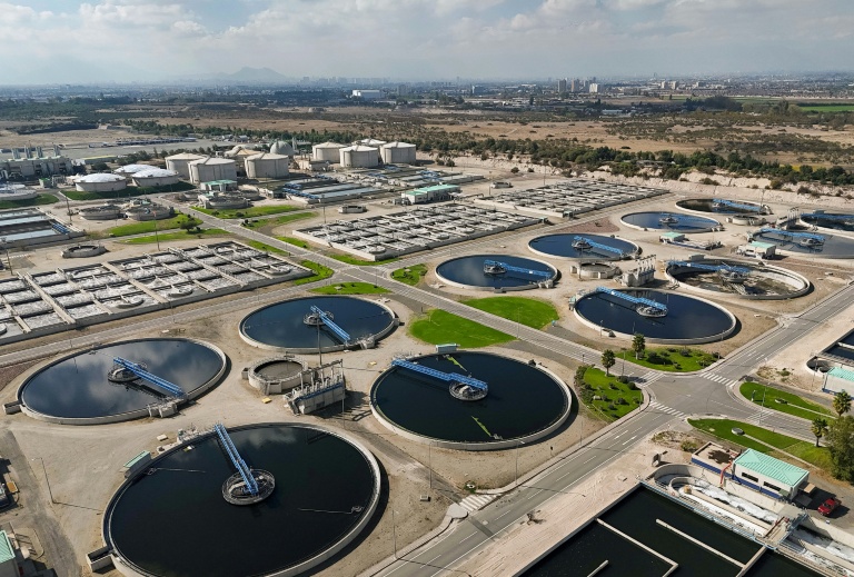 Vue aérienne d'une station d'épuration des eaux usées, appelée 