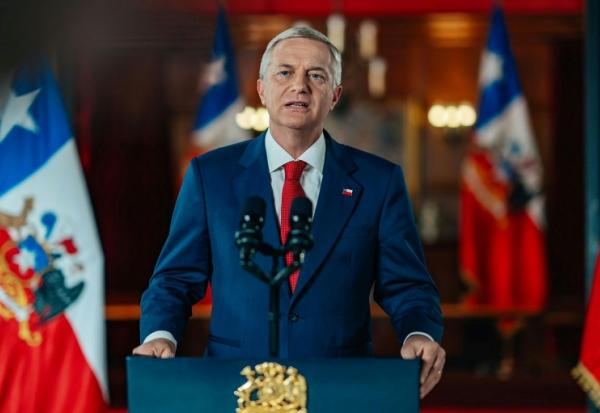 Cette photo diffusée par le service de presse de la présidence chilienne montre le président chilien José Antonio Kast prononçant une allocution à la nation lors d’une intervention télévisée depuis le palais présidentiel de La Moneda, à Santiago, le 15 avril 2026