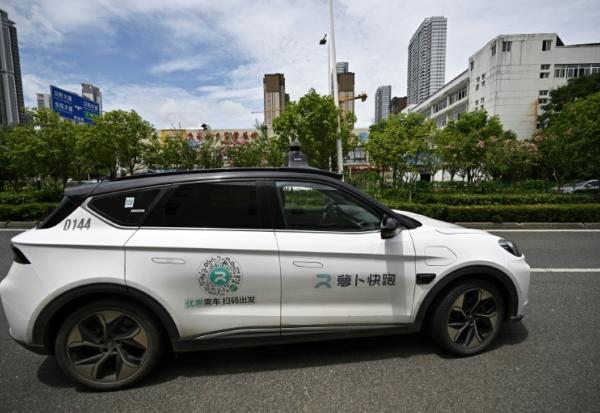 Plusieurs robotaxis autonomes Apollo Go appartenant au géant chinois de l'internet Baidu se sont immobilisés avec leurs passagers au milieu de la route dans le secteur de Wuhan (centre)