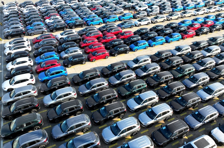 Des voitures destinées à l'exportation attendent d'être embarquées au port de Lianyungang, dans la province du Jiangsu, le 4 décembre 2025 en Chine