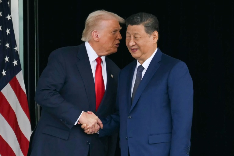 Le président américain Donald Trump (g) et le président chinois Xi Jinping lors d'une rencontre à Busan, le 30 octobre 2025 en Corée du Sud