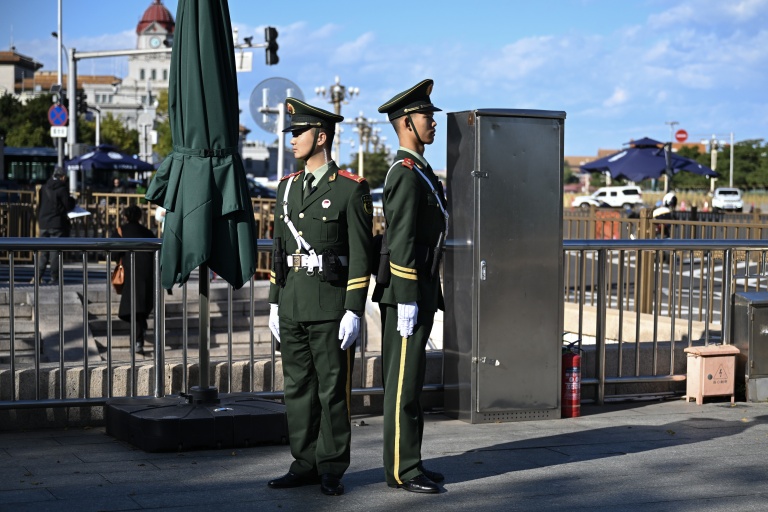 Des policiers paramilitaires chinois montent la garde à une entrée de la place Tiananmen pendant la session plénière du Comité central du Parti communiste, à Pékin, le 26 octobre 2026
