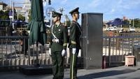 Des policiers paramilitaires chinois montent la garde à une entrée de la place Tiananmen pendant la session plénière du Comité central du Parti communiste, à Pékin, le 26 octobre 2026