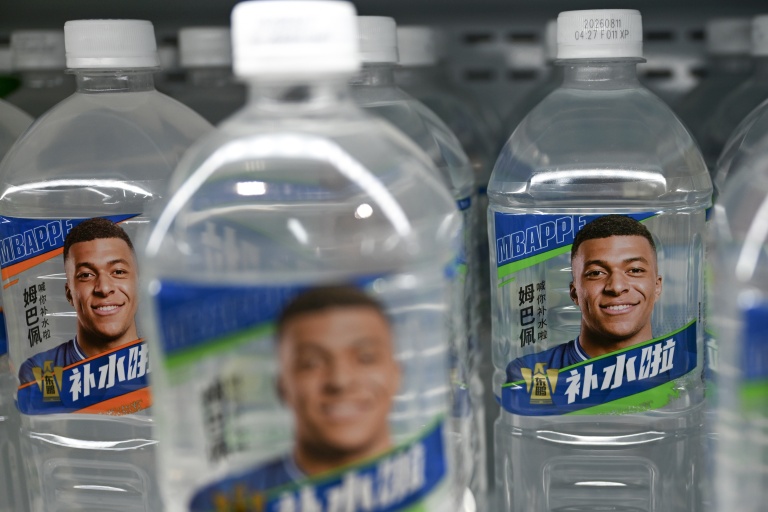 Des boissons Dongpeng avec l'image de Kylian Mbappé, à Pékin le 27 octobre 2026