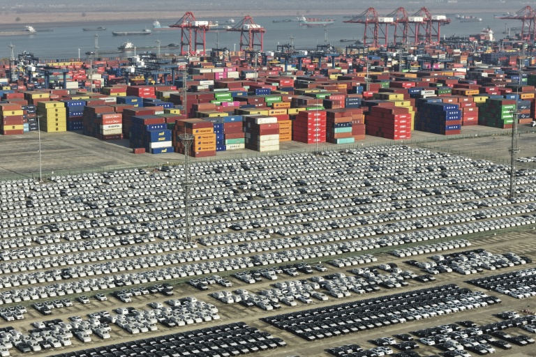 Des voitures en attente d'exportation au terminal à conteneurs de Longtan du port de Nanjing, dans la province du Jiangsu, le 14 janvier 2026 en Chine