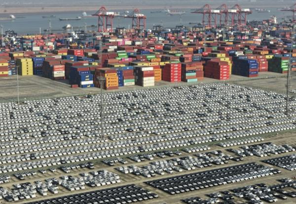 Des voitures en attente d'exportation au terminal à conteneurs de Longtan du port de Nanjing, dans la province du Jiangsu, le 14 janvier 2026 en Chine