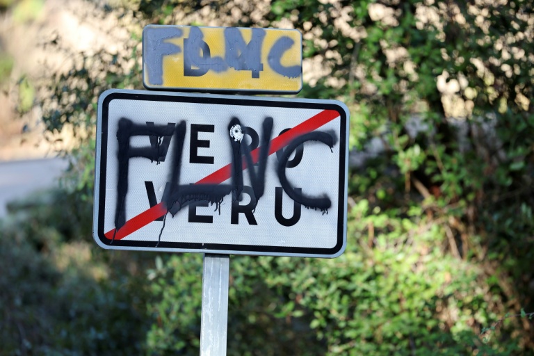Le panneau du village de Véro (Corse-du-Sud), le 13 janvier 2026, porte la mention FLNC, Front de libération nationale corse dont Alain Orsoni, assassiné la veille, était un des fondateurs