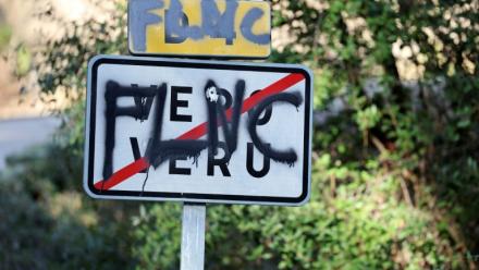 Le panneau du village de Véro (Corse-du-Sud), le 13 janvier 2026, porte la mention FLNC, Front de libération nationale corse dont Alain Orsoni, assassiné la veille, était un des fondateurs