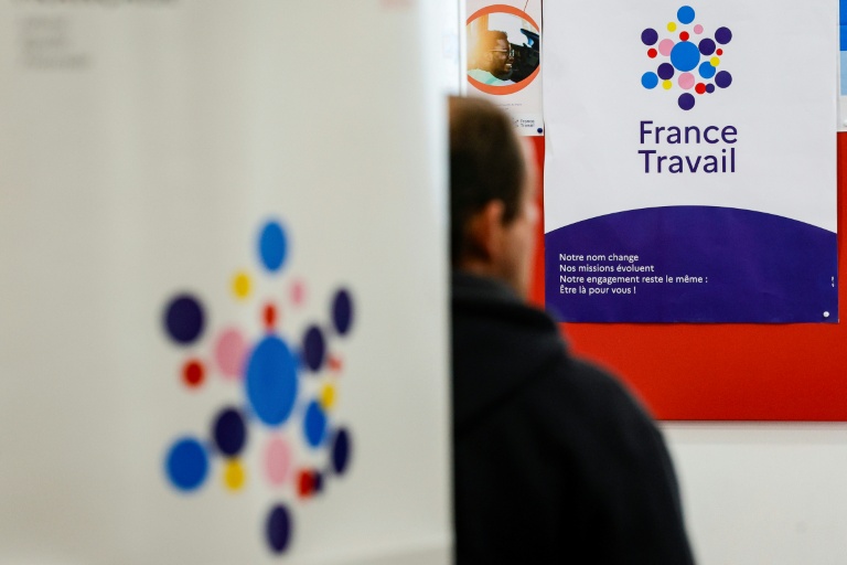 Le nombre de chômeurs en France a augmenté au troisième trimestre en raison de l'inscription de nouveaux publics à France Travail et d'un changement de règles pour les radiations, mais, sans ces effets, il est orienté à la baisse, selon les chiffres officiels