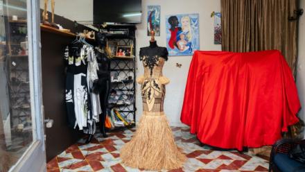 Vue d'ensemble d'une robe en raphia créée par le styliste gabonais Chouchou Lazare, dans son atelier à Libreville, le 9 février 2026