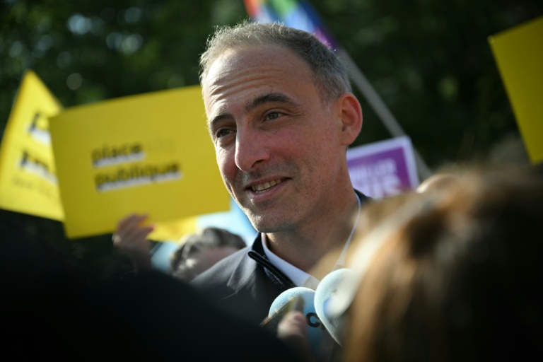 Raphaël Glucksmann (c), chef du parti Place publique et député europée, lors d'un rassemblement à l'occasion de la Fête du Travail, le 1er mai 2026 à Rouen