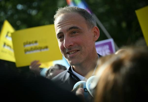 Raphaël Glucksmann (c), chef du parti Place publique et député europée, lors d'un rassemblement à l'occasion de la Fête du Travail, le 1er mai 2026 à Rouen