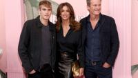 Presley Gerber (g) avec ses parents, Cindy Crawford (c) et Rande Gerber le 14 mars 2024 à Beverley Hills (États-Unis)