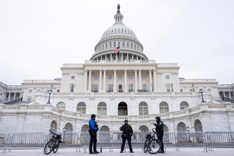 Des agents de la police du Capitole de Washington patrouillent devant le bâtiment, siège du Congrès américain, le 6 janvier 2026