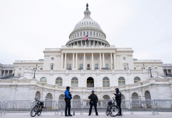 Des agents de la police du Capitole de Washington patrouillent devant le bâtiment, siège du Congrès américain, le 6 janvier 2026