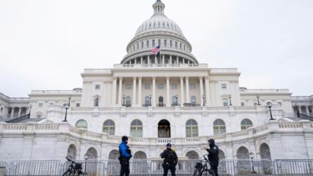 Des agents de la police du Capitole de Washington patrouillent devant le bâtiment, siège du Congrès américain, le 6 janvier 2026
