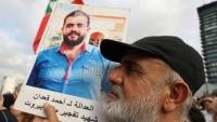 Un manifestant brandit le portrait d'une victime de la catastrophique explosion qui a ravagé le port de Beyrouth en 2020, lors d'une manifestation de commémoration et pour réclamer la punition des responsables, à Beyrouth, le 4 août 2025