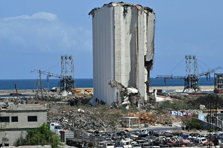 Un silo détruit du port de Beyrouth, le 1er août 2025, cinq ans après l'explosion dévastatrice du 4 août 2020