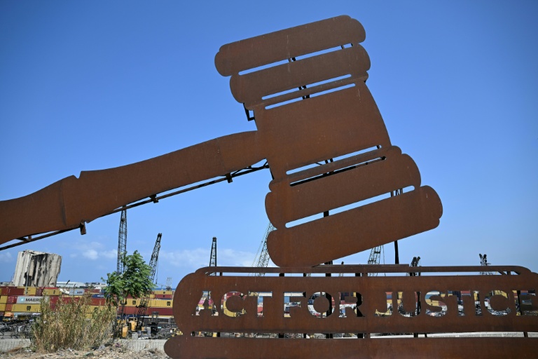 Une installation en métal représentant le marteau de la justice, près du port de Beyrouth le 1er août 2025, à quelques jour de l'anniversaire de l'explosion dévastatrice du 4 août 2020