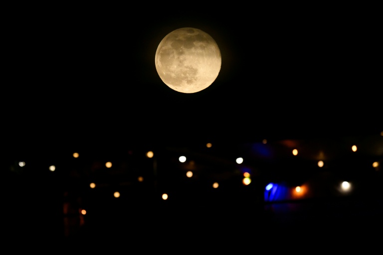 La lune au-dessus de Fort-de-France, en Martinique, le 5 novembre 2025