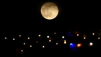 La lune au-dessus de Fort-de-France, en Martinique, le 5 novembre 2025
