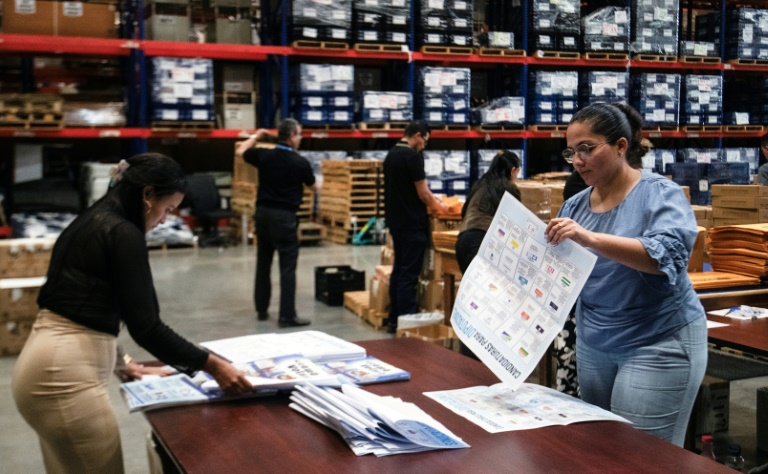 Des employés du Tribunal suprême électoral préparent le matériel électoral qui sera distribué dans tout le pays pour les élections du 1er février, à San José, Costa Rica, le 9 janvier 2026