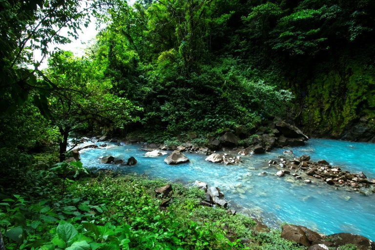 La rivière Céleste, dans le parc national du volcan Tenorio, entre les provinces de Guanacaste et d'Alajuela, au Costa Rica, le 24 mai 2023