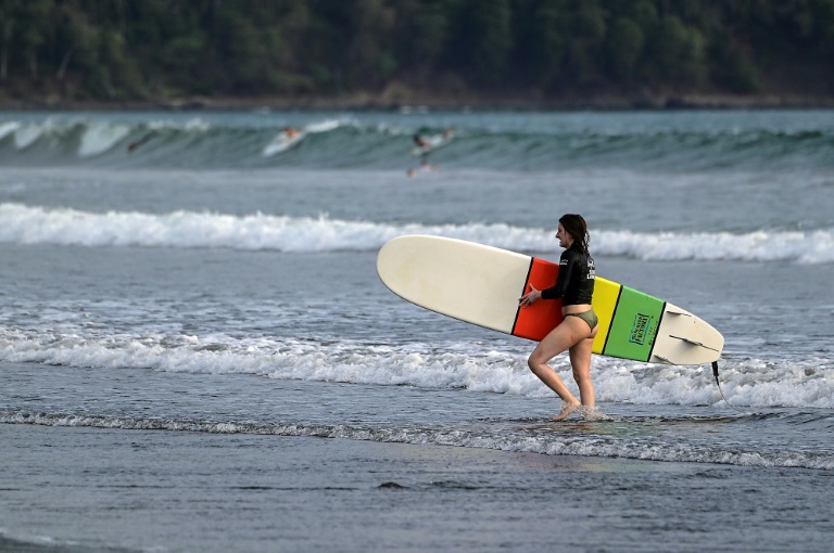 Une surfeuse sur une plage de Jaco, au Costa rica, le 30 mars 2022
