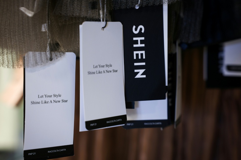 Sa force de frappe repose sur la Chine, qui dispose d'une vaste industrie textile à bas coûts et d'un réseau logistique particulièrement performant, dans un pays où le commerce en ligne est très avancé