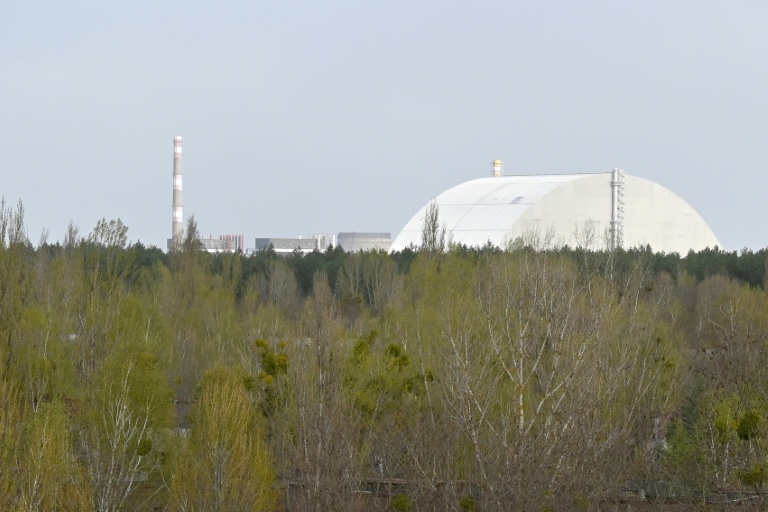 L'enceinte de confinement recouvrant le réacteur accidenté de la centrale nucléaire de Tchernobyl, vu depuis la ville fantôme de Pripyat, le 23 avril 2026, près de 40 ans après la catastrophe