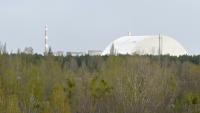 L'enceinte de confinement recouvrant le réacteur accidenté de la centrale nucléaire de Tchernobyl, vu depuis la ville fantôme de Pripyat, le 23 avril 2026, près de 40 ans après la catastrophe