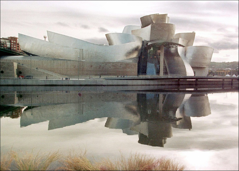 Le musée Guggenheim à Bilbao, réalisée par l'architecte américano-canadien Frank Gehry, le 15 octobre 1997 en Espagne