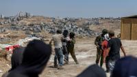 Des membres des forces israéliennes interviennent au milieu d'une dispute entre des colons et des militants israéliens dans un avant-poste, dans le village palestinien de Jannatah, en Cisjordanie occupée, le 25 août 2026