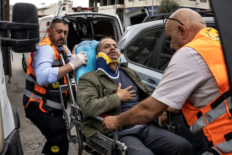Le photographe palestinien de l'AFP Jaafar Ashtiyeh est évacué par les secours palestiniens après avoir été roué de coups par des colons israéliens à Aqraba, en Cisjordanie occupée, alors qu'il était en reportage, le 6 octobre 2026