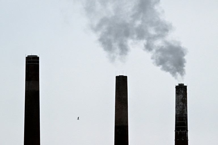 l'industrie européenne devrait être autorisée à émettre plus longtemps du CO2 et à un coût moindre que ce qui était prévu jusqu'à présent