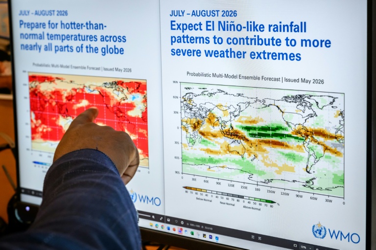 Un responsable des services de prévision climatique de l'Organisation météorologique mondiale (OMM) montre des graphiques sur un écran au siège de l'OMM à Genève, le 1er juin 2026 en Suisse