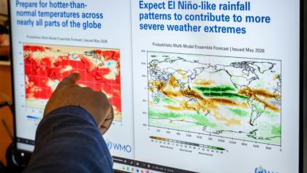 Un responsable des services de prévision climatique de l'Organisation météorologique mondiale (OMM) montre des graphiques sur un écran au siège de l'OMM à Genève, le 1er juin 2026 en Suisse