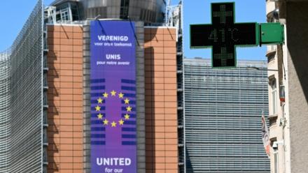 Un thermomètre de pharmacie affiche 41°C, avec en arrière-plan le siège de la Commission européenne, à Bruxelles, le 23 juin 2025