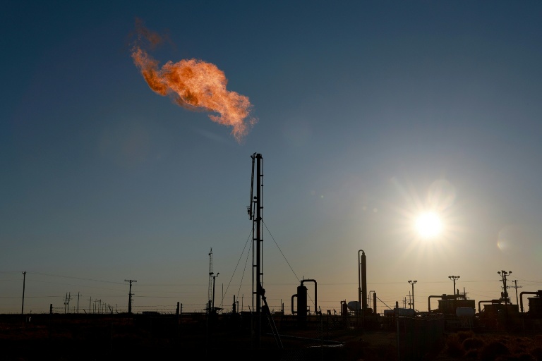 Dans l'industrie pétrogazière, le méthane s’échappe par des fuites au niveau de vannes, de gazoducs, lors d'opérations de dégazage direct dans l'air ou de torchage inefficace (combustion incomplète du gaz) sur des installations