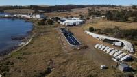 Vue aérienne de la ferme marine de Sea Forest à Triabunna, le 26 mars 2025 en Tasmanie