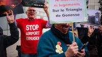 Des opposants à l'expansion de l'aéroport Paris-Charles de Gaulle manifestent devant le siège du Groupe ADP le 12 octobre 2026 à Roissy-en-France