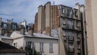Des immeubles avec des volets fermés en pleine canicule à Paris le 15 juillet 2026 