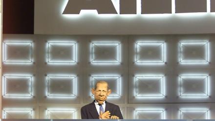 La marionnette du journaliste Patrick Poivre d'Arvor s'adresse aux téléspectateurs lors de l'émission "Les Guignols de l'Info" sur Canal+, le 5 mars 2000 à Paris