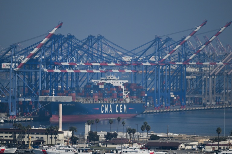 Le porte-conteneurs Rigoletto exploité par l'armateur CMA CGM sur un terminal du port de Los Angeles en Californien le 3 février 2025
