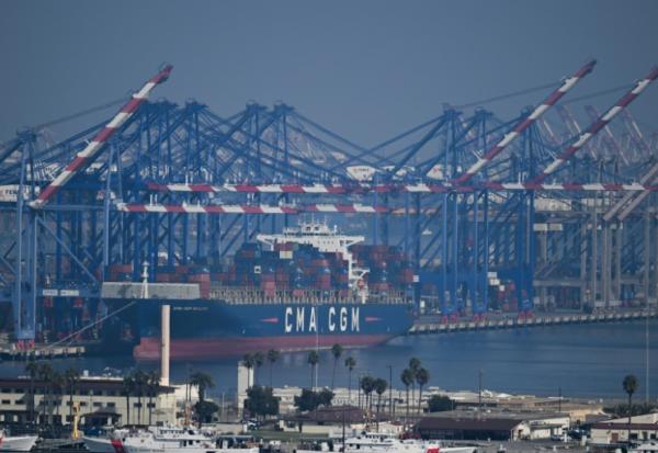 Le porte-conteneurs Rigoletto exploité par l'armateur CMA CGM sur un terminal du port de Los Angeles en Californien le 3 février 2025
