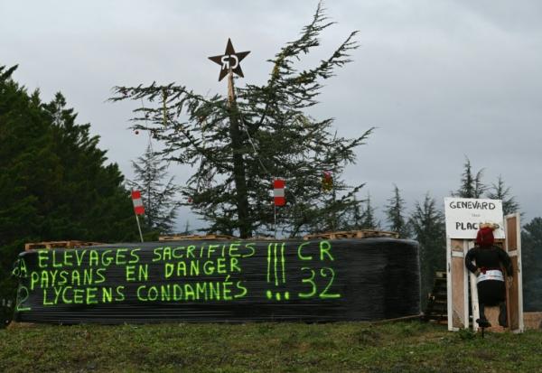 Des agriculteurs de la Coordination rurale bloquent un rond-point à Auch (Gers), le 26 décembre 2025